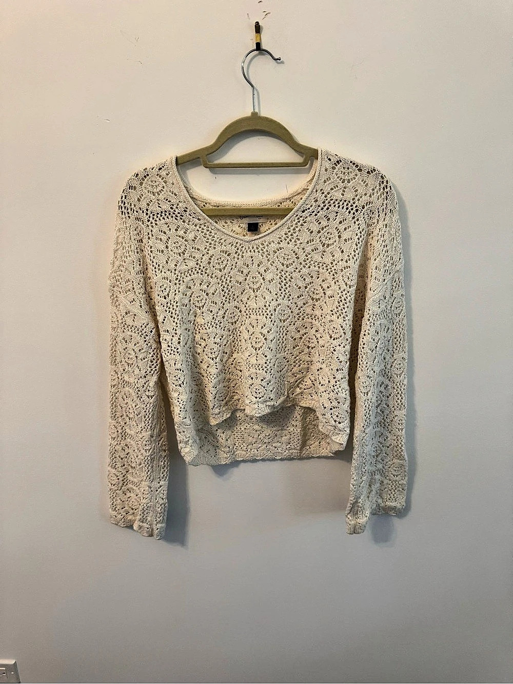 Universal Thread Open Stitch V-Neck Pullover Sweater Cropped Sweater Cream Small